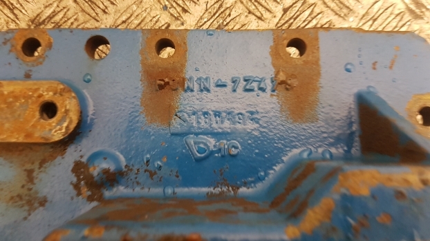 Ford 7840, 40 Transmission Control Plate Cover F0nn7z479ag, 81871981, F3nn7z479 - Erőátvitel - Traktor: 3 kép. Ford 7840, 40 Transmission Control Plate Cover F0nn7z479ag, 81871981, F3nn7z479 - Erőátvitel - Traktor: 3 kép.