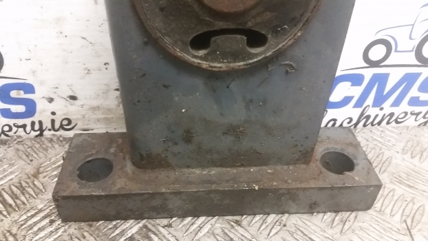 Ford New Holland 40, Ts Series Cab Mount 82021818 , 82021777 , 81866330 - Fülke felfüggesztés - Traktor: 2 kép. Ford New Holland 40, Ts Series Cab Mount 82021818 , 82021777 , 81866330 - Fülke felfüggesztés - Traktor: 2 kép.