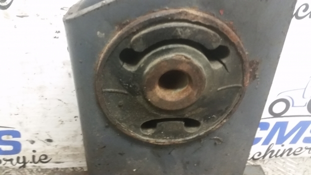 Ford New Holland 40, Ts Series Cab Mount 82021818 , 82021777 , 81866330 - Fülke felfüggesztés - Traktor: 3 kép. Ford New Holland 40, Ts Series Cab Mount 82021818 , 82021777 , 81866330 - Fülke felfüggesztés - Traktor: 3 kép.