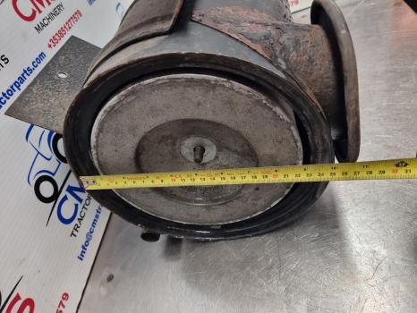 Ford New Holland 7840, 40 Series, Engine Air Cleaner Assembly 82008592 - Légbeszívó rendszer: 4 kép. Ford New Holland 7840, 40 Series, Engine Air Cleaner Assembly 82008592 - Légbeszívó rendszer: 4 kép.