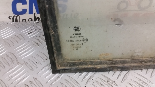 Ford New Holland Cab Low Panel Glass With Frame Rh 83931985 E2nn94000r68aa - Ablak és alkatrészek - Traktor: 2 kép. Ford New Holland Cab Low Panel Glass With Frame Rh 83931985 E2nn94000r68aa - Ablak és alkatrészek - Traktor: 2 kép.