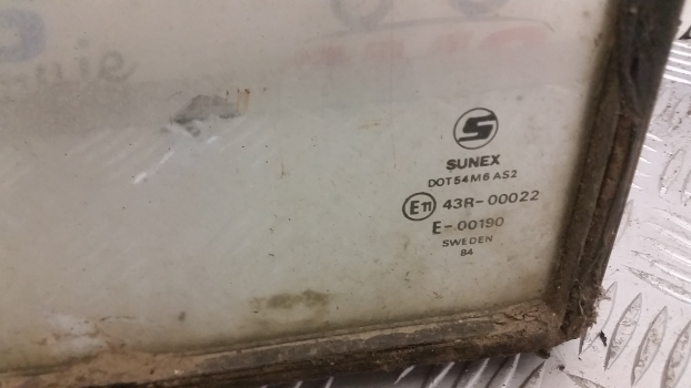 Ford New Holland Cab Low Panel Glass With Frame Rh 83931985 E2nn94000r68aa - Ablak és alkatrészek - Traktor: 4 kép. Ford New Holland Cab Low Panel Glass With Frame Rh 83931985 E2nn94000r68aa - Ablak és alkatrészek - Traktor: 4 kép.