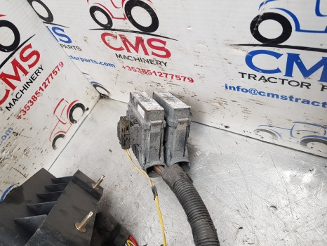 Ford New Holland Fiat 60, M S 8360, M115 Cab Wiring Loom Dual Command 82015343 - Kábel/ Kábelkorbácso: 4 kép. Ford New Holland Fiat 60, M S 8360, M115 Cab Wiring Loom Dual Command 82015343 - Kábel/ Kábelkorbácso: 4 kép.