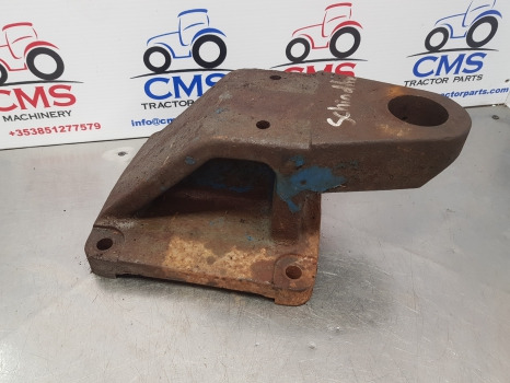 Ford Schindler 8200, 8100 Front Axle Support Bracket Hl558 - Felfüggesztés: 1 kép. Ford Schindler 8200, 8100 Front Axle Support Bracket Hl558 - Felfüggesztés: 1 kép.