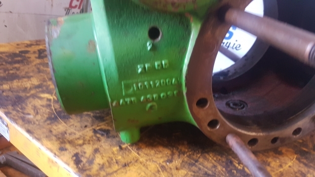 John Deere 3215, 3220 Front Axle Differential Housing Z72431, 4475435038 - Differenciálmű - Traktor: 2 kép. John Deere 3215, 3220 Front Axle Differential Housing Z72431, 4475435038 - Differenciálmű - Traktor: 2 kép.