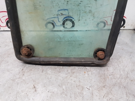 Landini Massey Ferguson 600 Series 690 Cab Knee Glass Lhs Rhs Tg1250, Tg1251 - Ablak és alkatrészek - Traktor: 5 kép. Landini Massey Ferguson 600 Series 690 Cab Knee Glass Lhs Rhs Tg1250, Tg1251 - Ablak és alkatrészek - Traktor: 5 kép.