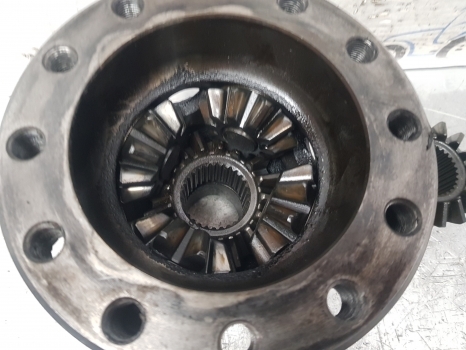 Manitou Mlt634-120 Dana Spicer 212/426 Axle Differential 51581d08; 112.04.702.01 - Differenciálmű - Teleszkópos rakodó: 3 kép. Manitou Mlt634-120 Dana Spicer 212/426 Axle Differential 51581d08; 112.04.702.01 - Differenciálmű - Teleszkópos rakodó: 3 kép.