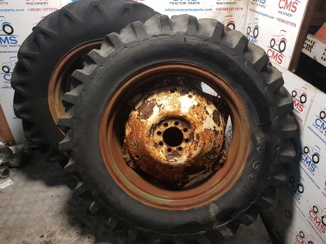 Massey Ferguson  135, 35 David Brown, Ford 2000, 3000 Wheel Pair 12.4-23 - Komplett kerék - Mezőgazdasági gépek: 1 kép. Massey Ferguson  135, 35 David Brown, Ford 2000, 3000 Wheel Pair 12.4-23 - Komplett kerék - Mezőgazdasági gépek: 1 kép.