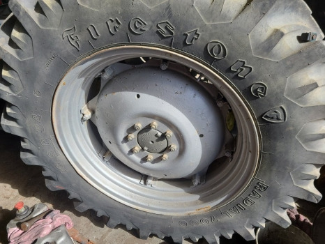Massey Ferguson 265, 275, 290, 298 Rear Wheel And Tyre 16.9r34 - Komplett kerék: 5 kép. Massey Ferguson 265, 275, 290, 298 Rear Wheel And Tyre 16.9r34 - Komplett kerék: 5 kép.