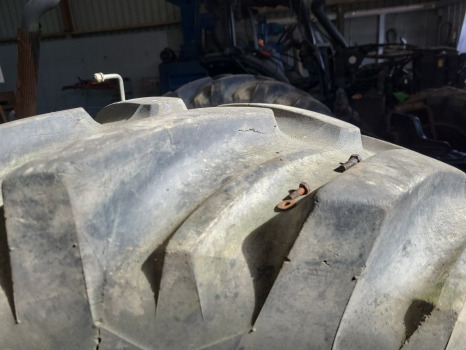 Massey Ferguson 265, 275, 290 Rear Wheel And Tyre 16.9r34 - Komplett kerék: 3 kép. Massey Ferguson 265, 275, 290 Rear Wheel And Tyre 16.9r34 - Komplett kerék: 3 kép.