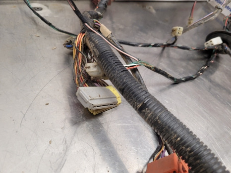 Massey Ferguson 4355, 4255, 4245 Cab Roof Wiring Loom Roof Wiring Loom - Kábel/ Kábelkorbácso: 3 kép. Massey Ferguson 4355, 4255, 4245 Cab Roof Wiring Loom Roof Wiring Loom - Kábel/ Kábelkorbácso: 3 kép.