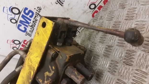 Massey Ferguson 50b Hydraulic Distribution Valve Assembly D100842 - Hidraulikus szelep - Kotrórakodó: 3 kép. Massey Ferguson 50b Hydraulic Distribution Valve Assembly D100842 - Hidraulikus szelep - Kotrórakodó: 3 kép.
