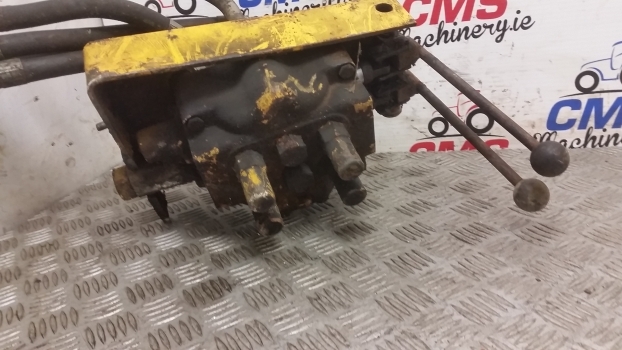 Massey Ferguson 50b Hydraulic Distribution Valve Assembly D100842 - Hidraulikus szelep - Kotrórakodó: 2 kép. Massey Ferguson 50b Hydraulic Distribution Valve Assembly D100842 - Hidraulikus szelep - Kotrórakodó: 2 kép.