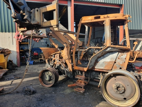 Massey Ferguson 5455 Front Rear Axle Engine Transmission Hydraulic Lift Parts - Motor: 1 kép. Massey Ferguson 5455 Front Rear Axle Engine Transmission Hydraulic Lift Parts - Motor: 1 kép.