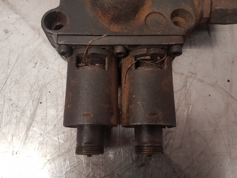 Massey Ferguson 5455 Hydraulic Pressure Valve Body 3794879m3 - Hidraulikus szelep - Traktor: 2 kép. Massey Ferguson 5455 Hydraulic Pressure Valve Body 3794879m3 - Hidraulikus szelep - Traktor: 2 kép.