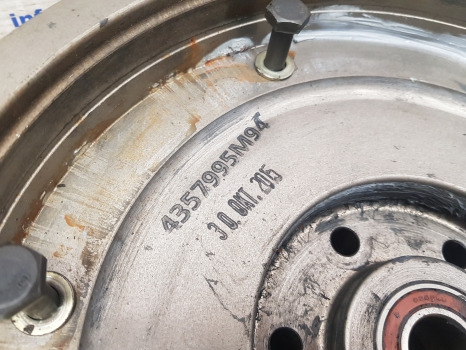 Massey Ferguson 5612, 5712, 5613, 5713 Flywheel Complete 4357995m94 - Lendkerék: 4 kép. Massey Ferguson 5612, 5712, 5613, 5713 Flywheel Complete 4357995m94 - Lendkerék: 4 kép.
