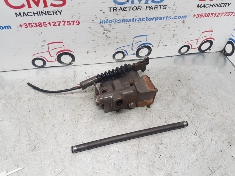 Massey Ferguson 690, 698, 699 Lift Cover Hydraulic Selector Valve - Hidraulikus szelep - Traktor: 4 kép. Massey Ferguson 690, 698, 699 Lift Cover Hydraulic Selector Valve - Hidraulikus szelep - Traktor: 4 kép.