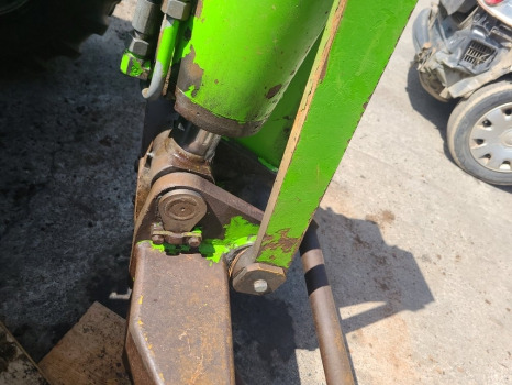 Merlo P28.7 Kt Headstock - Gyorscsatlakozó - Teleszkópos rakodó: 3 kép. Merlo P28.7 Kt Headstock - Gyorscsatlakozó - Teleszkópos rakodó: 3 kép.