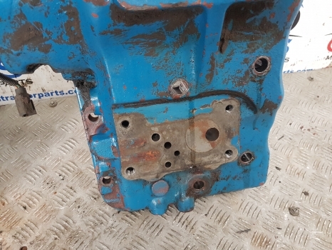New Holland 7840, 7740, 6640 Ts90, Ts100, Ts115 Hydraulic Lift Cover E9nn501aa - Hidraulika - Traktor: 4 kép. New Holland 7840, 7740, 6640 Ts90, Ts100, Ts115 Hydraulic Lift Cover E9nn501aa - Hidraulika - Traktor: 4 kép.