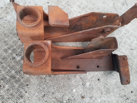 New Holland Case T7, Puma T7.225 Cab Suspension Bracket Support Lhs Rhs 84353071 - Fülke felfüggesztés - Traktor: 2 kép. New Holland Case T7, Puma T7.225 Cab Suspension Bracket Support Lhs Rhs 84353071 - Fülke felfüggesztés - Traktor: 2 kép.