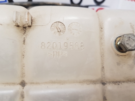 New Holland Case T7, T6, T6000, Maxxum, Puma T7.200 Expansion Tank 82019588 - Tágulási tartály - Mezőgazdasági gépek: 2 kép. New Holland Case T7, T6, T6000, Maxxum, Puma T7.200 Expansion Tank 82019588 - Tágulási tartály - Mezőgazdasági gépek: 2 kép.