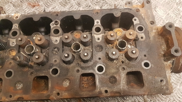New Holland T5.100, T5.110, T5.120 Engine Cylinder Head 5801823163, 5801663550 - Motor fej - Traktor: 4 kép. New Holland T5.100, T5.110, T5.120 Engine Cylinder Head 5801823163, 5801663550 - Motor fej - Traktor: 4 kép.
