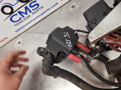 New Holland T5.120, T5 Series, Battery Wiring With Fuse Box 47866255, 87716664 - Kábel/ Kábelkorbácso: 5 kép. New Holland T5.120, T5 Series, Battery Wiring With Fuse Box 47866255, 87716664 - Kábel/ Kábelkorbácso: 5 kép.