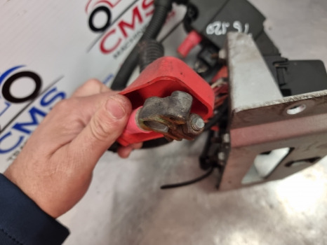 New Holland T5.120, T5 Series, Battery Wiring With Fuse Box 47866255, 87716664 - Kábel/ Kábelkorbácso: 3 kép. New Holland T5.120, T5 Series, Battery Wiring With Fuse Box 47866255, 87716664 - Kábel/ Kábelkorbácso: 3 kép.