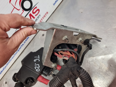 New Holland T5.120, T5 Series, Battery Wiring With Fuse Box 47866255, 87716664 - Kábel/ Kábelkorbácso: 4 kép. New Holland T5.120, T5 Series, Battery Wiring With Fuse Box 47866255, 87716664 - Kábel/ Kábelkorbácso: 4 kép.