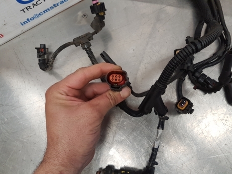 New Holland T5.95 Engine Wiring Loom 5801522047, 504388404 - Kábel/ Kábelkorbácso - Traktor: 4 kép. New Holland T5.95 Engine Wiring Loom 5801522047, 504388404 - Kábel/ Kábelkorbácso - Traktor: 4 kép.