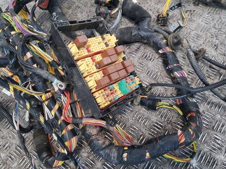 New Holland T5.95, T5.105, T5.115 Cab Wiring Loom, Fuse Box 47915451 - Kábel/ Kábelkorbácso - Traktor: 3 kép. New Holland T5.95, T5.105, T5.115 Cab Wiring Loom, Fuse Box 47915451 - Kábel/ Kábelkorbácso - Traktor: 3 kép.