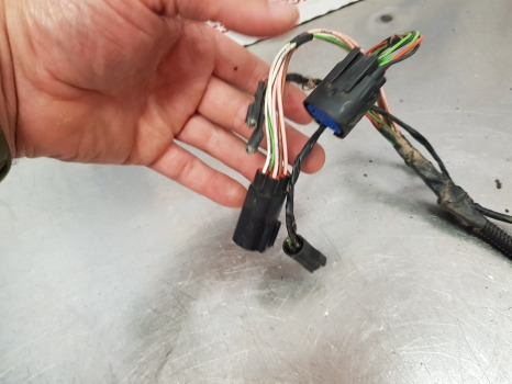 New Holland T6010, T6000, T7000, T7, Tail Light Wiring Loom 87313641 - Kábel/ Kábelkorbácso: 4 kép. New Holland T6010, T6000, T7000, T7, Tail Light Wiring Loom 87313641 - Kábel/ Kábelkorbácso: 4 kép.