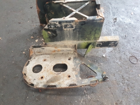 New Holland T7.200, T7.170, T7.185 Battery Box 84402058, 84402062 - Akkumulátor - Traktor: 2 kép. New Holland T7.200, T7.170, T7.185 Battery Box 84402058, 84402062 - Akkumulátor - Traktor: 2 kép.