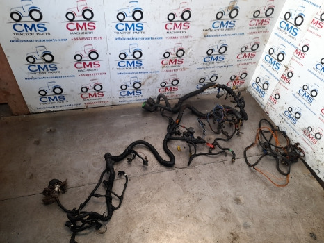 New Holland T7030, T7040 Power Command Transmission Frame Rear Wiring Loom - Kábel/ Kábelkorbácso: 1 kép. New Holland T7030, T7040 Power Command Transmission Frame Rear Wiring Loom - Kábel/ Kábelkorbácso: 1 kép.
