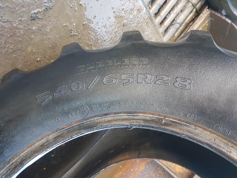 Tyre Dt820 Goodyear 540/65r28, 540/65 R28 - Gumiabroncs - Traktor: 2 kép. Tyre Dt820 Goodyear 540/65r28, 540/65 R28 - Gumiabroncs - Traktor: 2 kép.