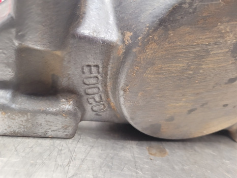 Valtra 6400, 6100, 6200, 6300 Front Axle Support Bracket Front V31791800, 102003 - Felfüggesztés: 2 kép. Valtra 6400, 6100, 6200, 6300 Front Axle Support Bracket Front V31791800, 102003 - Felfüggesztés: 2 kép.
