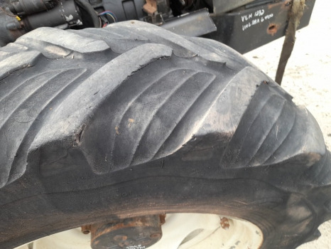 Valtra 6400 Front Wheel And Tyre 13.6r28, 13.6r28, 12x28 - Komplett kerék: 3 kép. Valtra 6400 Front Wheel And Tyre 13.6r28, 13.6r28, 12x28 - Komplett kerék: 3 kép.