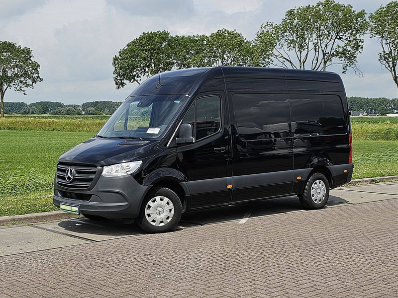 Mercedes-Benz Sprinter 317 L2H2 3.5t-Trekhaak - Furgon: 2 kép. Mercedes-Benz Sprinter 317 L2H2 3.5t-Trekhaak - Furgon: 2 kép.