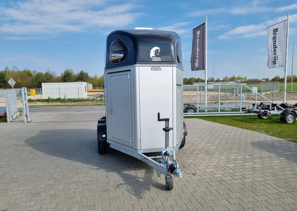 CHEVAL LIBERTÉ Cheval Liberte Gold First Alu + siodlarnia przyczepa dwukonna - Lószállító utánfutó: 2 kép. CHEVAL LIBERTÉ Cheval Liberte Gold First Alu + siodlarnia przyczepa dwukonna - Lószállító utánfutó: 2 kép.