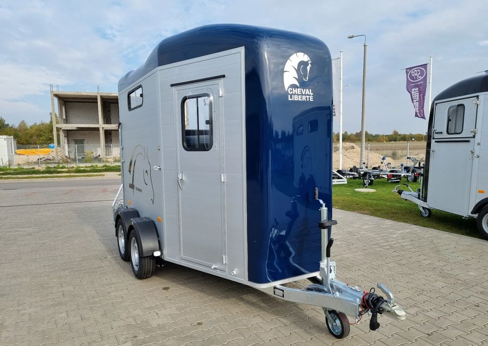 CHEVAL LIBERTÉ Cheval Liberte Touring Country + Siodlarnia - Lószállító utánfutó: 5 kép. CHEVAL LIBERTÉ Cheval Liberte Touring Country + Siodlarnia - Lószállító utánfutó: 5 kép.