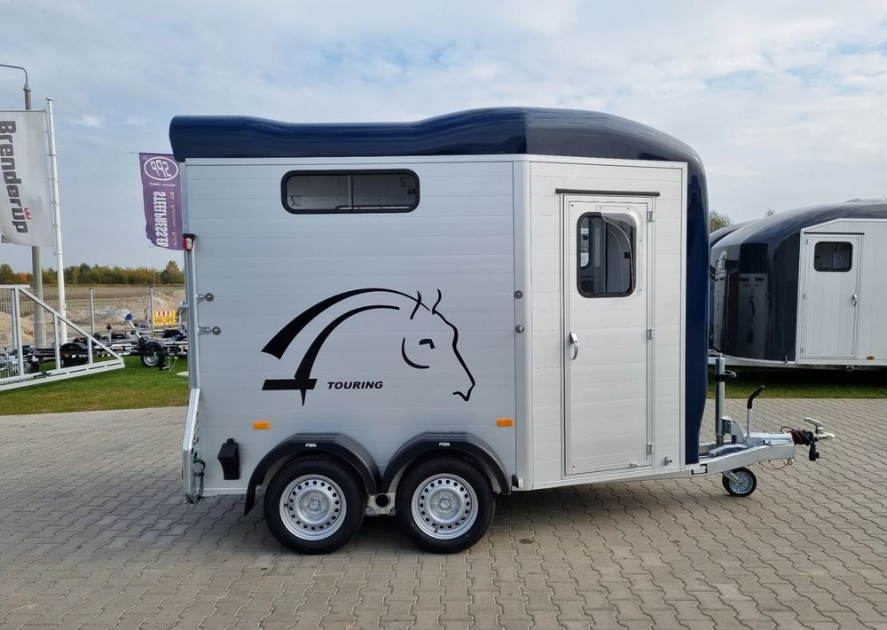 CHEVAL LIBERTÉ Touring Country + siodlarnia | przyczepa dla dwóch koni z rampą z przodu | 2000 kg DMC - Lószállító utánfutó: 4 kép. CHEVAL LIBERTÉ Touring Country + siodlarnia | przyczepa dla dwóch koni z rampą z przodu | 2000 kg DMC - Lószállító utánfutó: 4 kép.