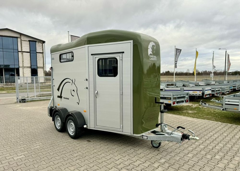 CHEVAL LIBERTÉ Touring Country + siodlarnia | przyczepa dla dwóch koni z rampą z przodu | 2000 kg DMC - Lószállító utánfutó: 2 kép. CHEVAL LIBERTÉ Touring Country + siodlarnia | przyczepa dla dwóch koni z rampą z przodu | 2000 kg DMC - Lószállító utánfutó: 2 kép.