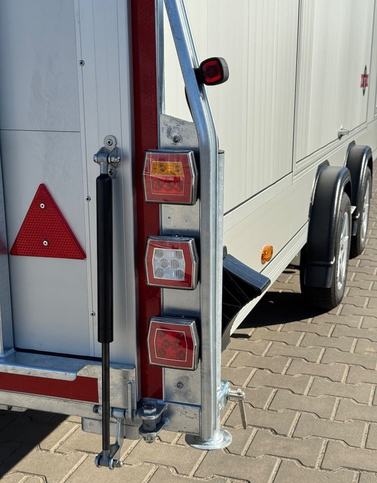 DEBON Debon C2000 - zamknięta przyczepa do przewozu aut, 550 x 215 cm, 3500kg, felgi ALU, wciągarka elektryczna - Pótkocsi autószállító: 5 kép. DEBON Debon C2000 - zamknięta przyczepa do przewozu aut, 550 x 215 cm, 3500kg, felgi ALU, wciągarka elektryczna - Pótkocsi autószállító: 5 kép.