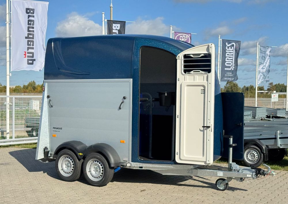 HUMBAUR Pegasus 2400 | siodlarnia, DMC 2400kg, przyczepa do przewozu 2 koni - Lószállító utánfutó: 2 kép. HUMBAUR Pegasus 2400 | siodlarnia, DMC 2400kg, przyczepa do przewozu 2 koni - Lószállító utánfutó: 2 kép.