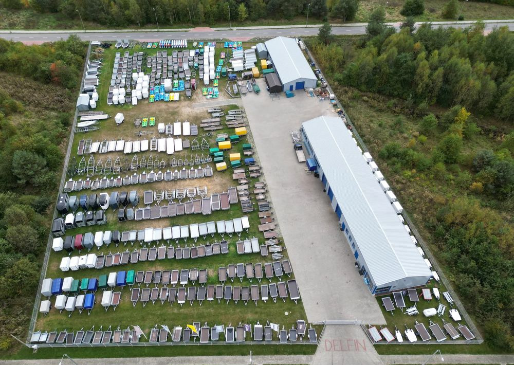 Lorries Lorries PLI35-6021 - laweta trzyosiowa uchylna lampy LED pompa hydrauliczna wypełnienie podłogi ALU - Pótkocsi autószállító: 4 kép. Lorries Lorries PLI35-6021 - laweta trzyosiowa uchylna lampy LED pompa hydrauliczna wypełnienie podłogi ALU - Pótkocsi autószállító: 4 kép.