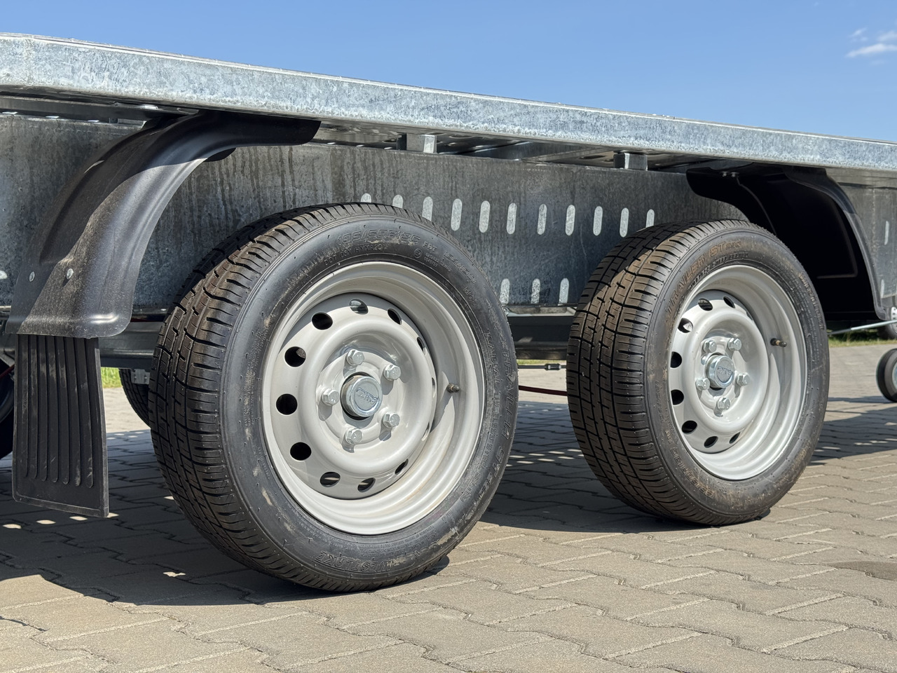 NIEWIADÓW Jupiter 4.5 - 450 x 210 cm / 2700 kg - Pótkocsi autószállító: 3 kép. NIEWIADÓW Jupiter 4.5 - 450 x 210 cm / 2700 kg - Pótkocsi autószállító: 3 kép.