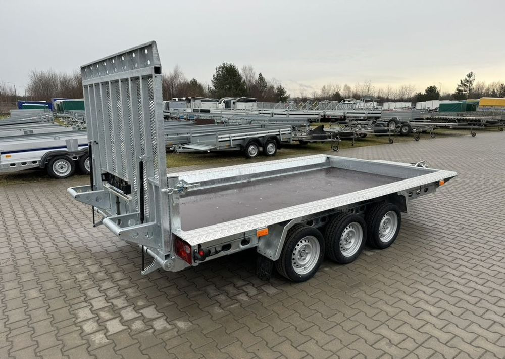WIOLA Wiola B3540 MAX - 400 x 170 cm | 2546kg ładowności | trap stalowy | 3-osiowa budowlanka - Gépszállító utánfutó: 3 kép. WIOLA Wiola B3540 MAX - 400 x 170 cm | 2546kg ładowności | trap stalowy | 3-osiowa budowlanka - Gépszállító utánfutó: 3 kép.