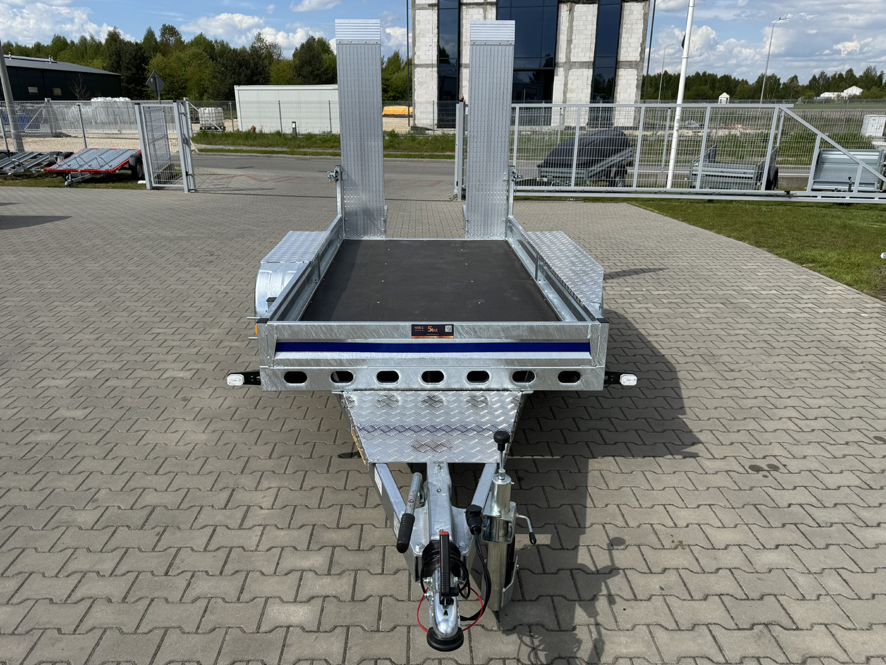 Wiola B2730 GVW 2700 kg machine transporter mini excavator 292x142 cm - Gépszállító utánfutó: 4 kép. Wiola B2730 GVW 2700 kg machine transporter mini excavator 292x142 cm - Gépszállító utánfutó: 4 kép.