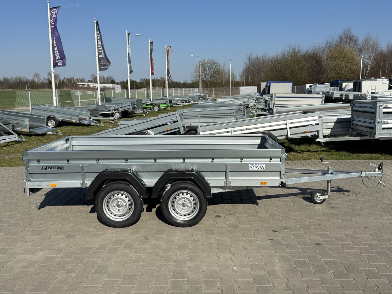 ZASŁAW 300T - przyczepa skrzyniowa 2 osie / 750kg - Autó utánfutó: 2 kép. ZASŁAW 300T - przyczepa skrzyniowa 2 osie / 750kg - Autó utánfutó: 2 kép.