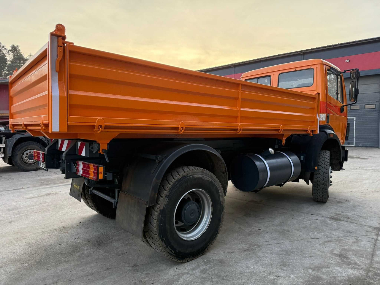 Mercedes SK 1824 AK, 4x4, Allroad , Kipper, 172 t.km , 1997, z Francji - Billenőplatós teherautó: 4 kép. Mercedes SK 1824 AK, 4x4, Allroad , Kipper, 172 t.km , 1997, z Francji - Billenőplatós teherautó: 4 kép.